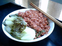 I love to prepare my lunch at home.  This is one of the most favorite dish: red rice with fresh vegetables.  High in fibre and nutrients, but low in fat, salt and calories!  Easy to prepare... do try some!