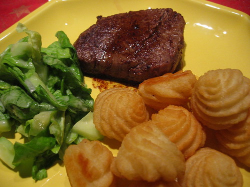Steak, pommes duchesse, salad