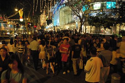 Singapore crowds at 10pm on Sunday