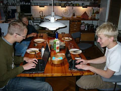 Bo og Peter spiser mad med deres laptops