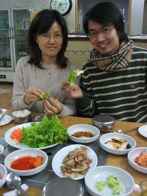 Wu Zhejian w Korean gf eating korean